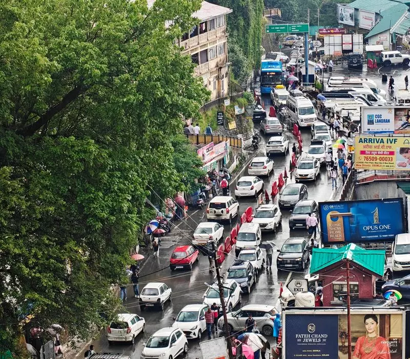 टूरिस्ट की भीड़ कम होने की वजह से शिमला के बाहर ट्रांसपोर्ट सिटी बनाने का प्लान टूरिस्ट की भीड़ कम होने की वजह से शिमला के बाहर ट्रांसपोर्ट सिटी बनाने का प्लान