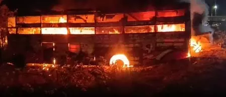 राजस्थान: दिल्ली-मुंबई एक्सप्रेसवे पर टक्कर के बाद बस और ट्रक में लगी आग, 8 यात्रियों की मौत राजस्थान: दिल्ली-मुंबई एक्सप्रेसवे पर टक्कर के बाद बस और ट्रक में लगी आग, 8 यात्रियों की मौत