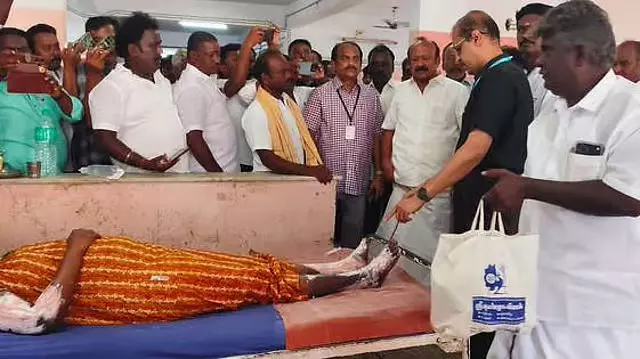 Killai हादसा: पन्नीरसेल्वम ने घायलों से की मुलाकात Killai हादसा: पन्नीरसेल्वम ने घायलों से की मुलाकात