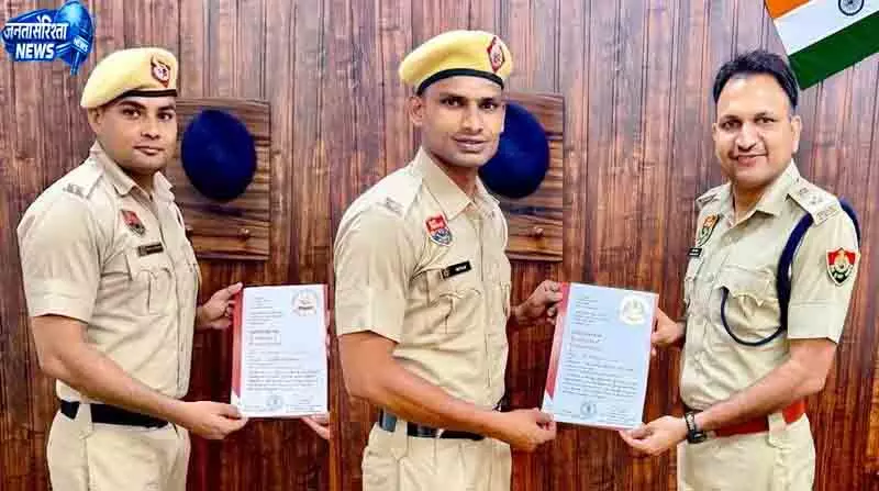 नारकोटिक्स कंट्रोल ब्यूरो ने Gurugram के तीन ट्रैफिक कांस्टेबलों को सम्मानित किया नारकोटिक्स कंट्रोल ब्यूरो ने Gurugram के तीन ट्रैफिक कांस्टेबलों को सम्मानित किया