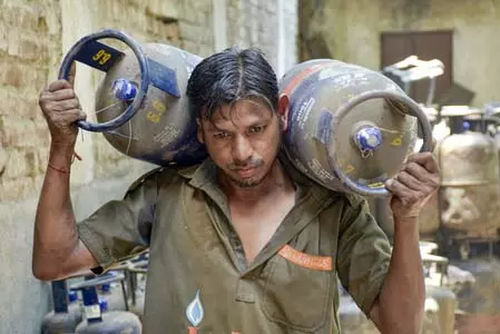 कमर्शियल एलपीजी सिलेंडर 183.50 रुपए सस्ता हुआ, घरेलू एलपीजी की कीमतों में कोई बदलाव नहीं कमर्शियल एलपीजी सिलेंडर 183.50 रुपए सस्ता हुआ, घरेलू एलपीजी की कीमतों में कोई बदलाव नहीं