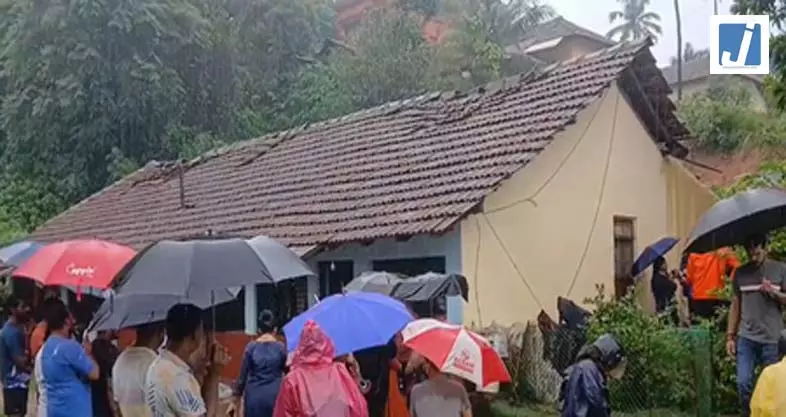 भारी बारिश के बीच मकान पर गिरा मलबा, दो बच्चियों समेत तीन की मौत भारी बारिश के बीच मकान पर गिरा मलबा, दो बच्चियों समेत तीन की मौत