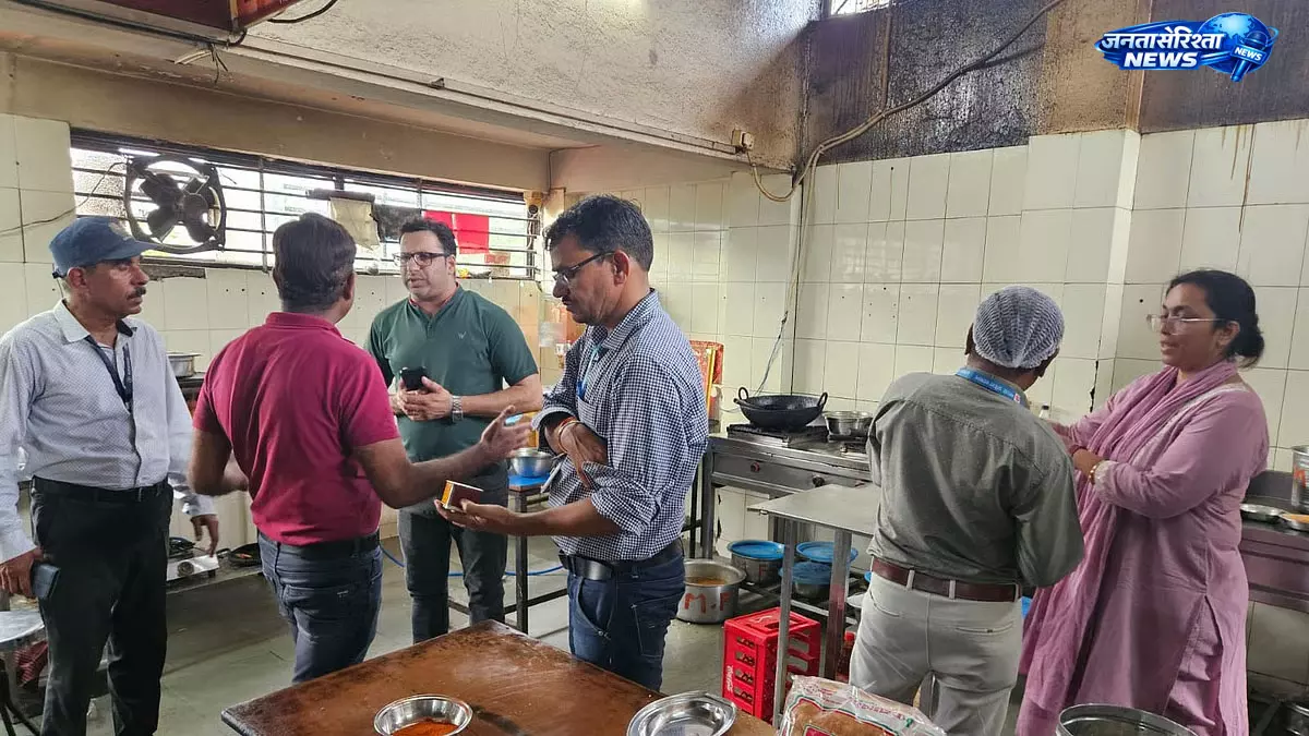 खाद्य मिलावट के खिलाफ सख्ती: Indore में बड़े पैमाने पर निरीक्षण खाद्य मिलावट के खिलाफ सख्ती: Indore में बड़े पैमाने पर निरीक्षण