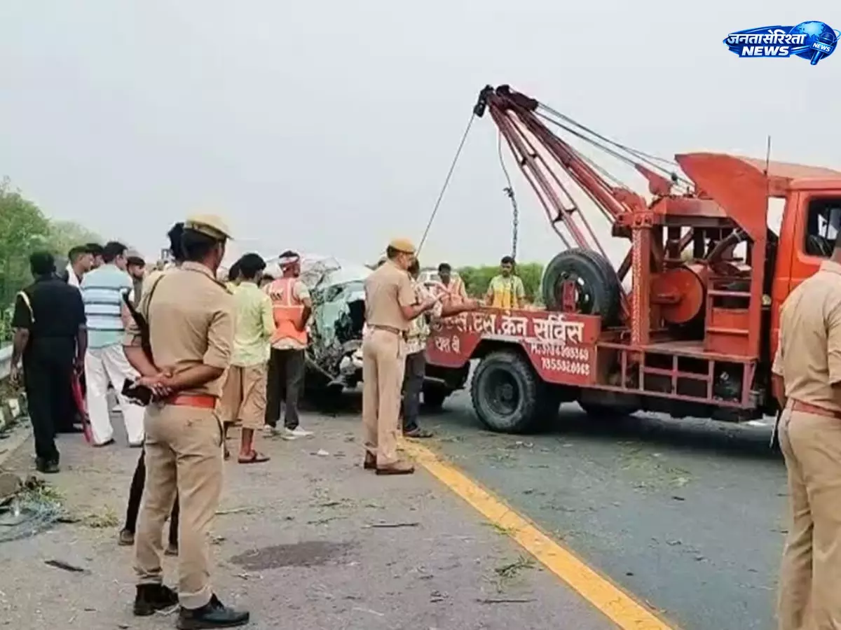Unnao : आगरा-लखनऊ एक्सप्रेसवे पर बस पलटी, 5 की मौत, कई घायल Unnao : आगरा-लखनऊ एक्सप्रेसवे पर बस पलटी, 5 की मौत, कई घायल