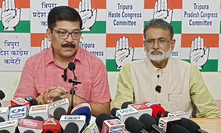 Tripura: पूर्व स्वास्थ्य मंत्री ने डॉक्टरों की प्राइवेट प्रैक्टिस पर बैन की आलोचना की Tripura: पूर्व स्वास्थ्य मंत्री ने डॉक्टरों की प्राइवेट प्रैक्टिस पर बैन की आलोचना की