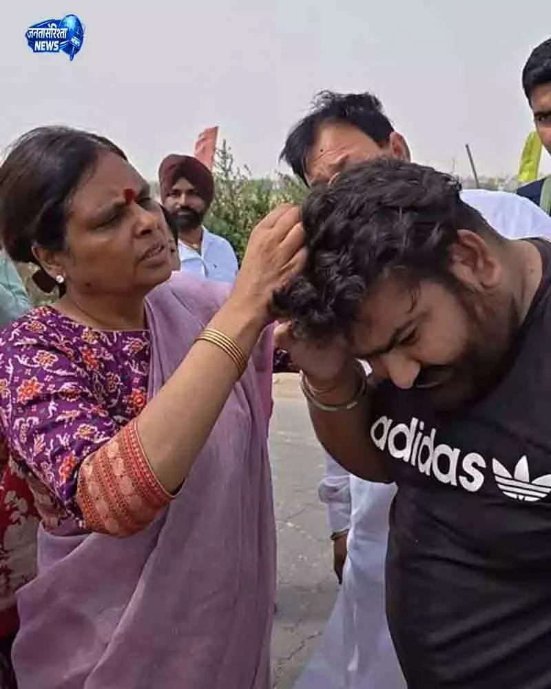 Fatehabad में BJP प्रमुख ने रोका काफिला Fatehabad में BJP प्रमुख ने रोका काफिला