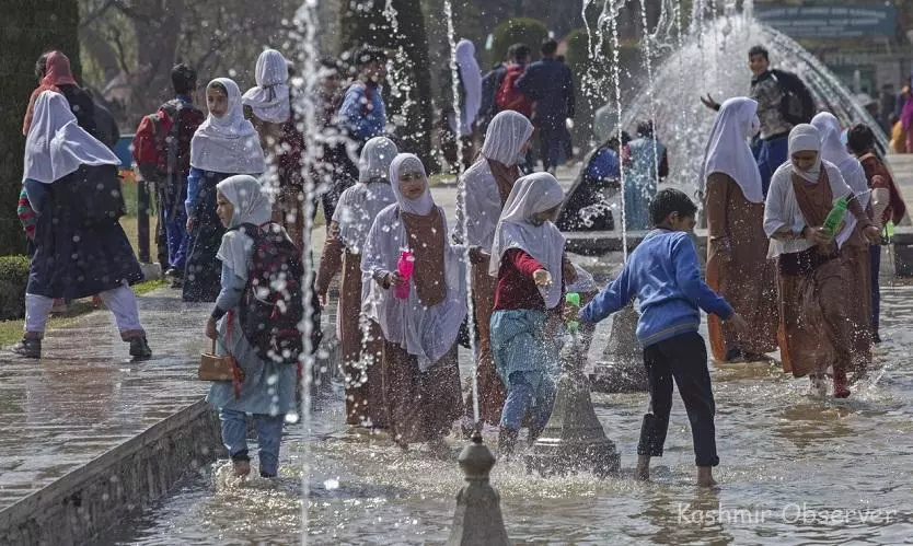 Srinagar: कश्मीर में ग्रीष्मकालीन अवकाश को लेकर चर्चा तेज Srinagar: कश्मीर में ग्रीष्मकालीन अवकाश को लेकर चर्चा तेज