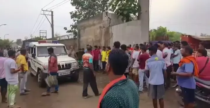 West Burdwan: बागबंदी कालीपहाड़ी फैक्ट्री हादसे के बाद विरोध, फैक्ट्री हादसे से क्षेत्र में आक्रोश West Burdwan: बागबंदी कालीपहाड़ी फैक्ट्री हादसे के बाद विरोध, फैक्ट्री हादसे से क्षेत्र में आक्रोश