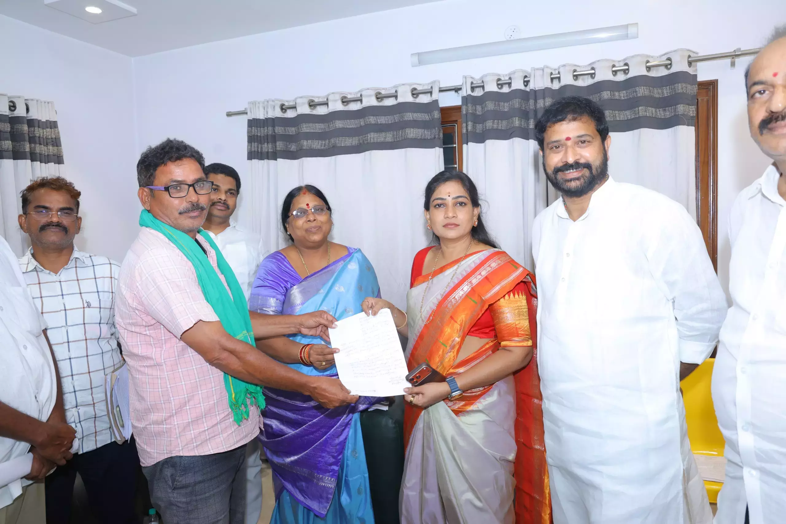 Andhra: मंत्रियों ने जिंदल परियोजना से प्रभावित किसानों की शिकायतें सुनीं Andhra: मंत्रियों ने जिंदल परियोजना से प्रभावित किसानों की शिकायतें सुनीं
