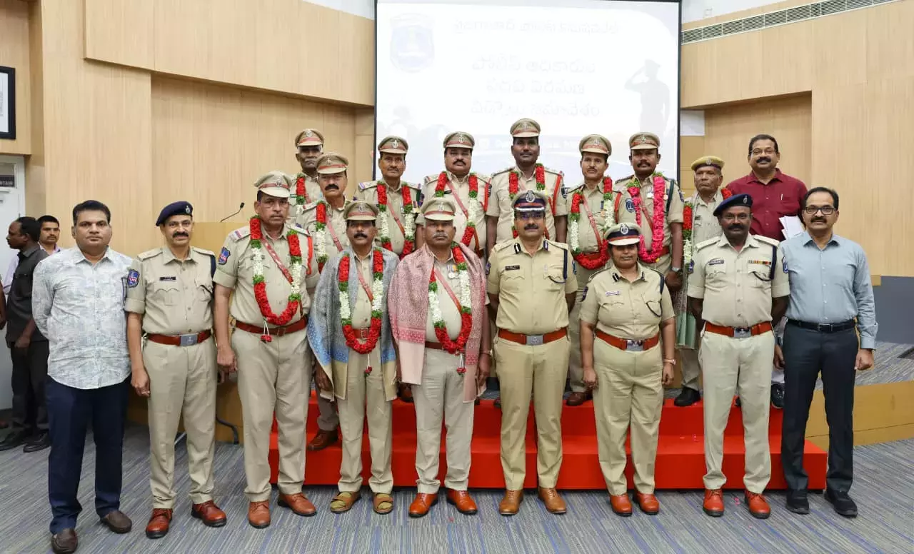 Telangana: साइबराबाद सीपी डॉ. एम. रमेश ने विदाई समारोह में 14 सेवानिवृत्त पुलिस कर्मियों को सम्मानित किया Telangana: साइबराबाद सीपी डॉ. एम. रमेश ने विदाई समारोह में 14 सेवानिवृत्त पुलिस कर्मियों को सम्मानित किया
