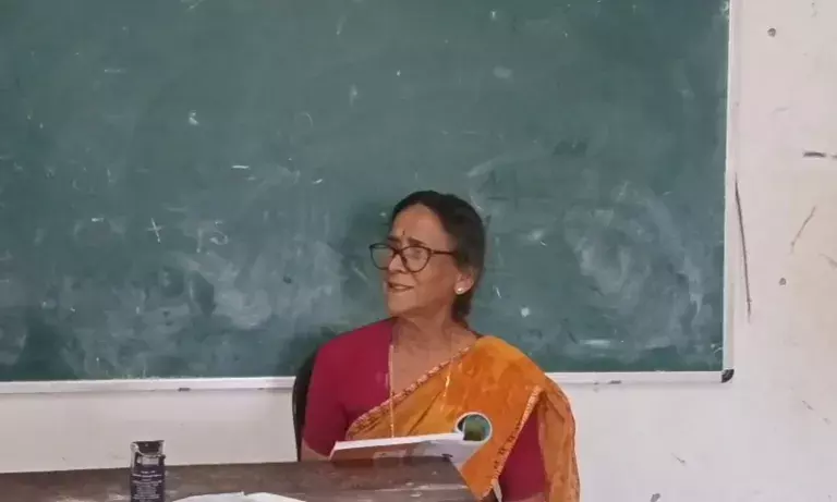 रिटायरमेंट के चौदह साल बाद भी, त्रिपुरा के इस टीचर ने कभी क्लासरूम नहीं छोड़ा रिटायरमेंट के चौदह साल बाद भी, त्रिपुरा के इस टीचर ने कभी क्लासरूम नहीं छोड़ा