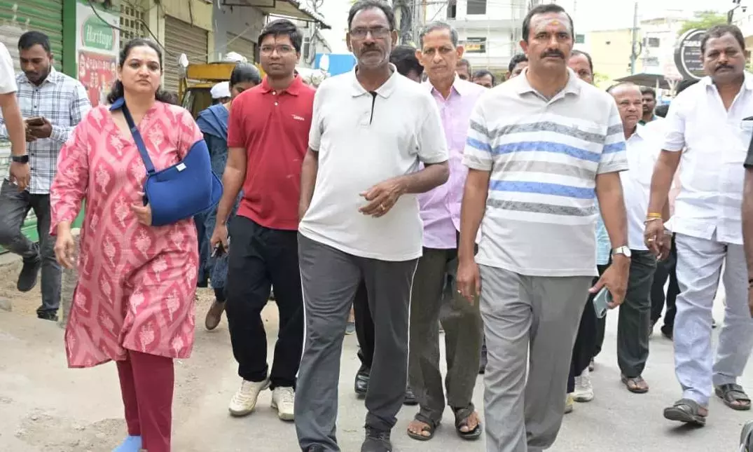 Telangana: कुकटपल्ली निवासियों ने साइबराबाद नगर आयुक्त को नागरिक मुद्दे बताए Telangana: कुकटपल्ली निवासियों ने साइबराबाद नगर आयुक्त को नागरिक मुद्दे बताए