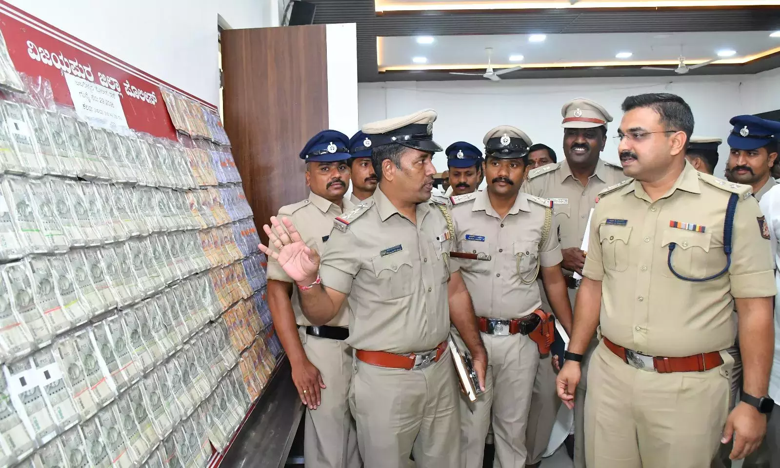 Telangana: विजयपुरा में 12.33 करोड़ रुपये के गन्ना तौल घोटाले में आठ गिरफ्तार Telangana: विजयपुरा में 12.33 करोड़ रुपये के गन्ना तौल घोटाले में आठ गिरफ्तार