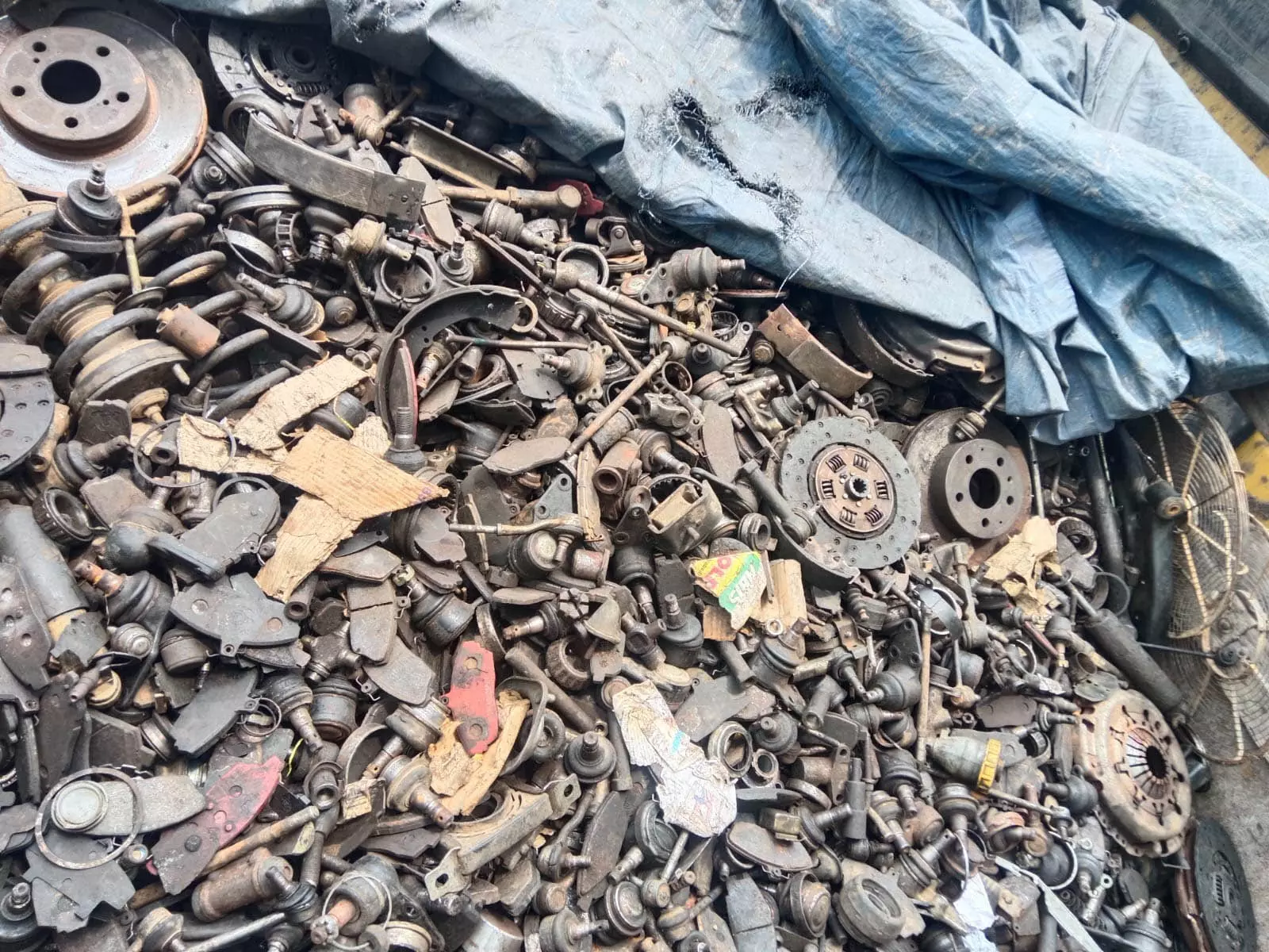 20 लाख का संदिग्ध स्क्रैप लदा ट्रक जब्त, अवैध कबाड़ कारोबार पर एक्शन 20 लाख का संदिग्ध स्क्रैप लदा ट्रक जब्त, अवैध कबाड़ कारोबार पर एक्शन