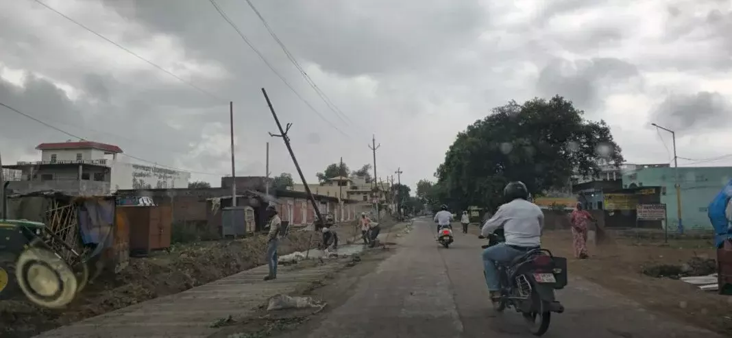 Farrukhabad: चौड़ीकरण की धीमी गति से मंडी रोड पर हालात खराब, यातायात प्रभावित Farrukhabad: चौड़ीकरण की धीमी गति से मंडी रोड पर हालात खराब, यातायात प्रभावित