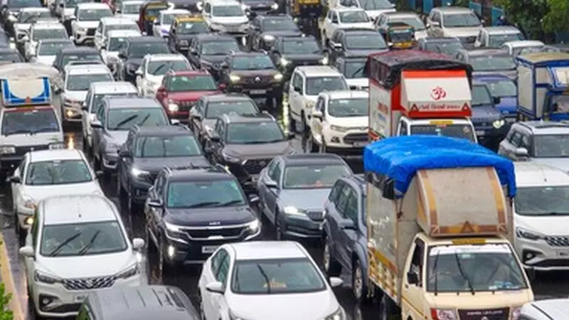 Auto Sales: मारुति ने पार किया 2 लाख का आंकड़ा, टोयोटा की बिक्री 7% बढ़ी Auto Sales: मारुति ने पार किया 2 लाख का आंकड़ा, टोयोटा की बिक्री 7% बढ़ी