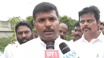 मंत्री के खिलाफ टिप्पणी पर YSRCP नेता महिला आयोग के समक्ष पेश हुईं मंत्री के खिलाफ टिप्पणी पर YSRCP नेता महिला आयोग के समक्ष पेश हुईं