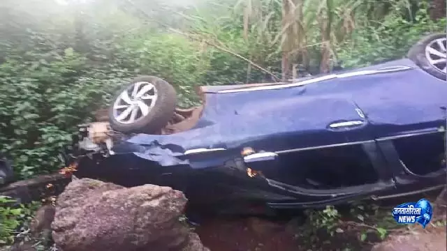 पर्यटकों की यात्रा दुखद हादसे में बदली: Koraput में कार के 300 फीट गहरी खाई में गिरने से एक की मौत, चार घायल पर्यटकों की यात्रा दुखद हादसे में बदली: Koraput में कार के 300 फीट गहरी खाई में गिरने से एक की मौत, चार घायल