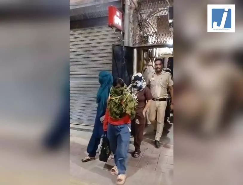 पुलिस ने स्पा की आड़ में चल रहे Sex Racket का किया भंडाफोड़, सरगना गिरफ्तार पुलिस ने स्पा की आड़ में चल रहे Sex Racket का किया भंडाफोड़, सरगना गिरफ्तार