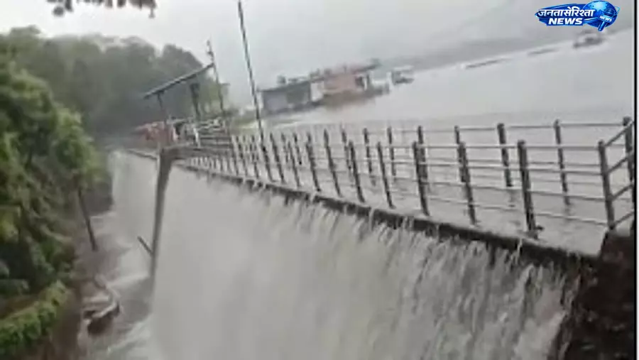 पवई झील ओवरफ्लो, मुंबई में बारिश का असर पवई झील ओवरफ्लो, मुंबई में बारिश का असर