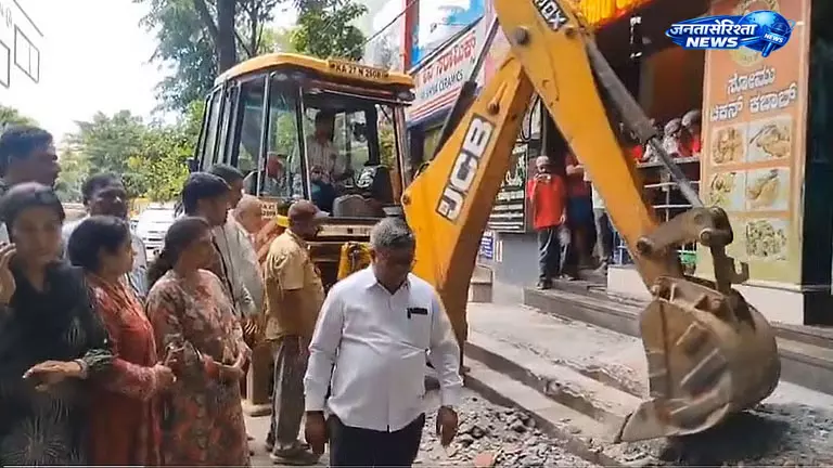 ग्रेटर बेंगलुरु में ‘सेफ फुटपाथ कैंपेन’ शुरू, कई इलाकों में अतिक्रमण हटाने की कार्रवाई तेज ग्रेटर बेंगलुरु में ‘सेफ फुटपाथ कैंपेन’ शुरू, कई इलाकों में अतिक्रमण हटाने की कार्रवाई तेज