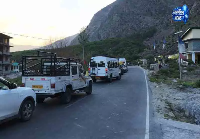 Mandi जिस्पा में बाढ़ के बाद सड़क बहाल, 1000 वाहन निकले Mandi जिस्पा में बाढ़ के बाद सड़क बहाल, 1000 वाहन निकले