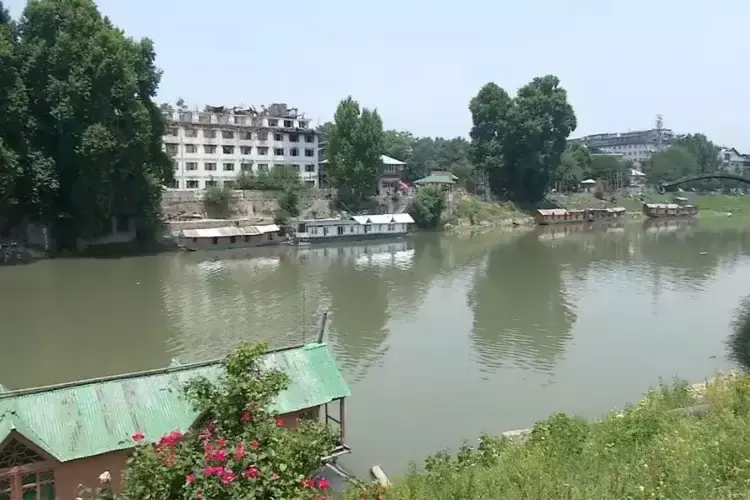 Srinagar: लंबे समय से बारिश नहीं, सूखे जैसे हालात की आशंका Srinagar: लंबे समय से बारिश नहीं, सूखे जैसे हालात की आशंका