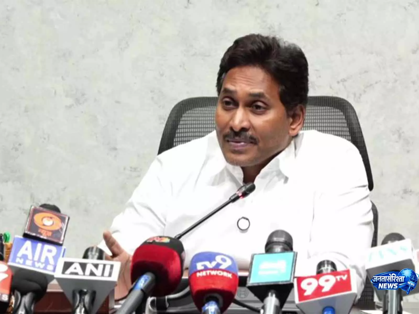 आंध्र प्रदेश में कानून-व्यवस्था पर सवाल, जगन मोहन रेड्डी ने Chandrababu Naidu पर साधा निशाना आंध्र प्रदेश में कानून-व्यवस्था पर सवाल, जगन मोहन रेड्डी ने Chandrababu Naidu पर साधा निशाना