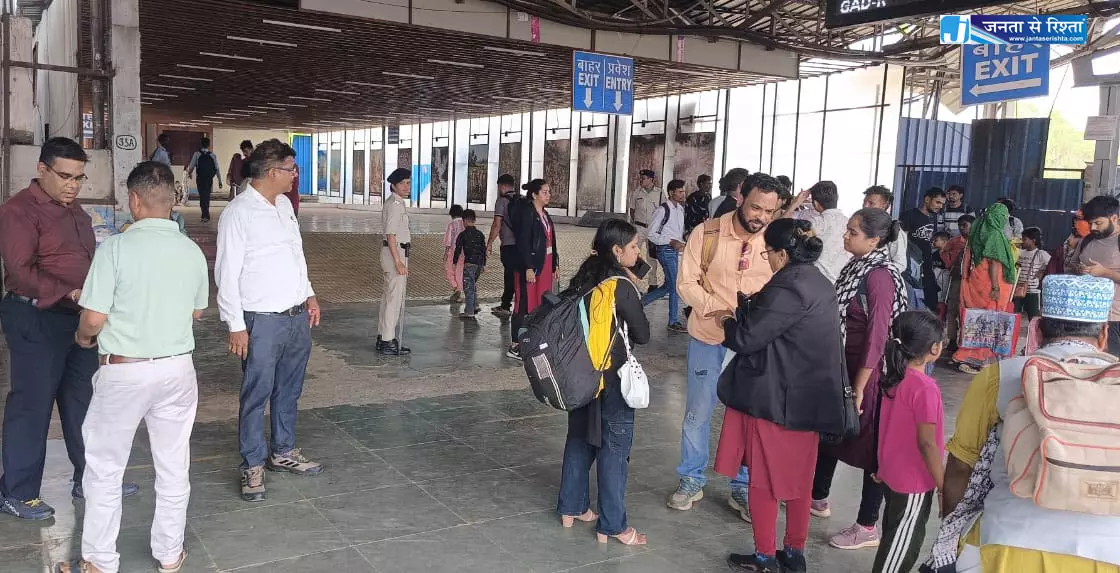 रायपुर स्टेशन पर टिकट चेकिंग, 245 पकड़े गए रायपुर स्टेशन पर टिकट चेकिंग, 245 पकड़े गए