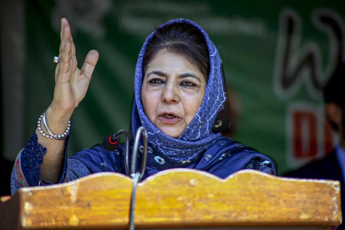 Srinagar: दक्षिण और मध्य एशिया को जोड़ने वाला केंद्र है जम्मू-कश्मीर : महबूबा Srinagar: दक्षिण और मध्य एशिया को जोड़ने वाला केंद्र है जम्मू-कश्मीर : महबूबा