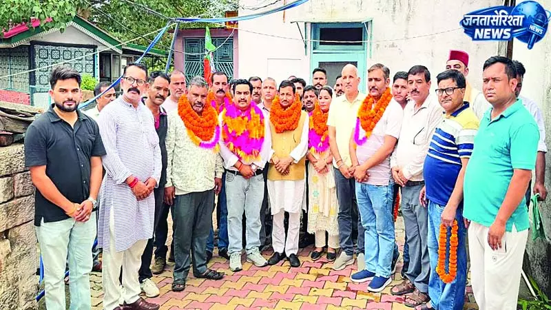 घुमारवीं में बीस साल बाद लहराया भगवा घुमारवीं में बीस साल बाद लहराया भगवा