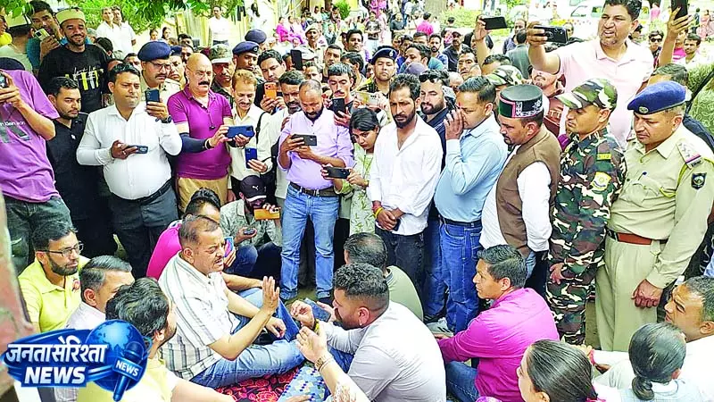 महिला की मौत पर आमरण अनशन महिला की मौत पर आमरण अनशन