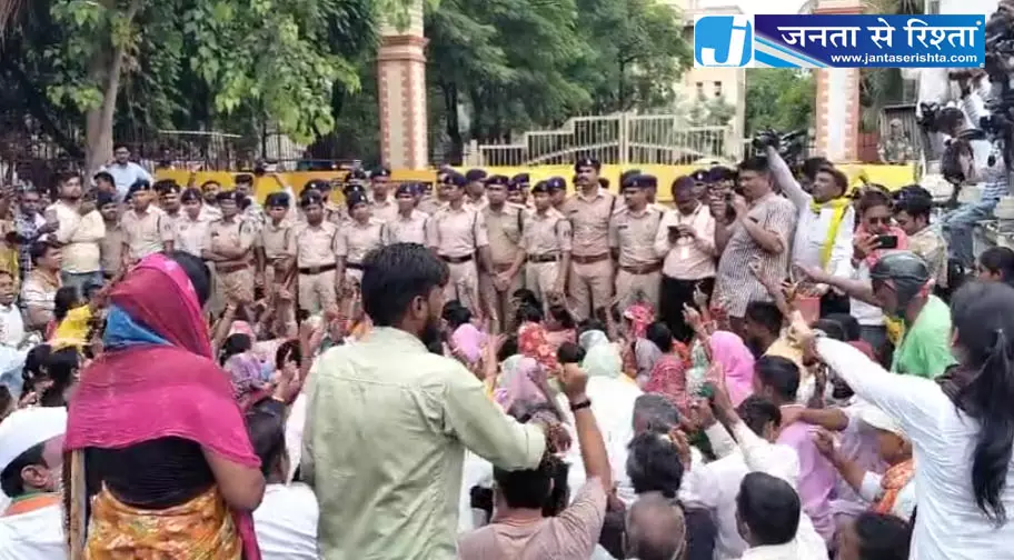 रायपुर कलेक्ट्रेट को नकटी के लोगों ने घेरा, राजनीतिक रोटियां सेंक रही कांग्रेस पार्टी रायपुर कलेक्ट्रेट को नकटी के लोगों ने घेरा, राजनीतिक रोटियां सेंक रही कांग्रेस पार्टी