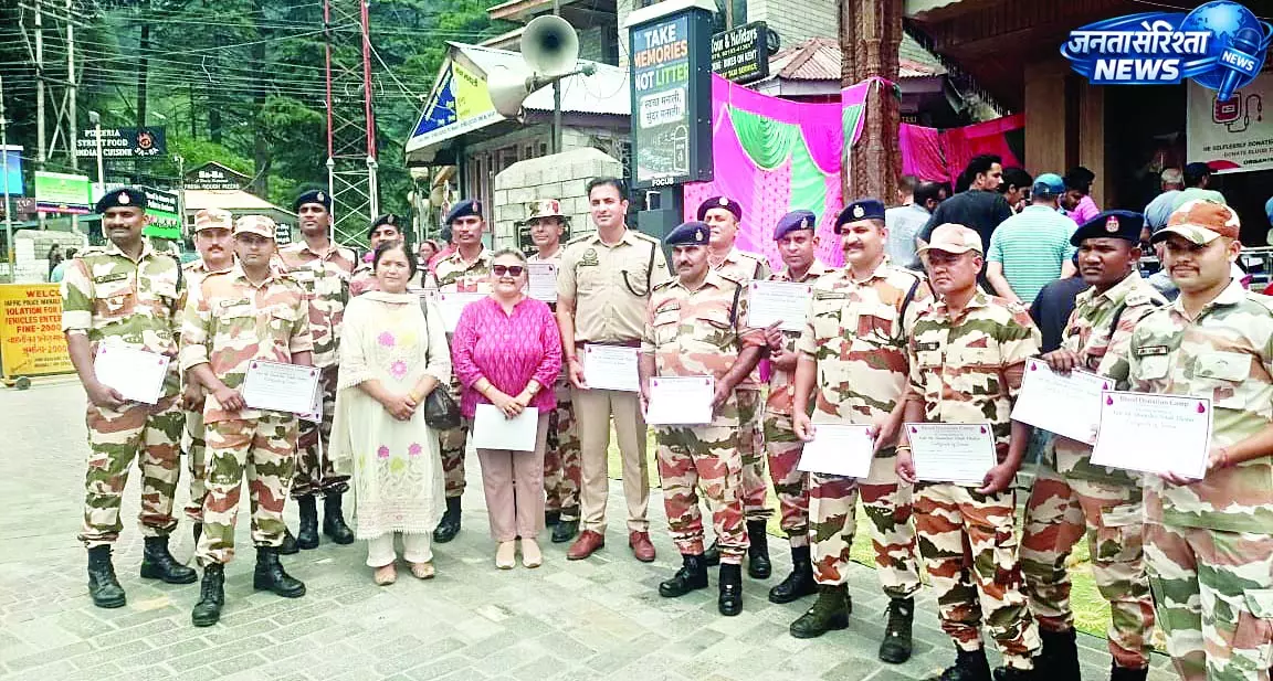 100 लोगों ने किया खून दान 100 लोगों ने किया खून दान