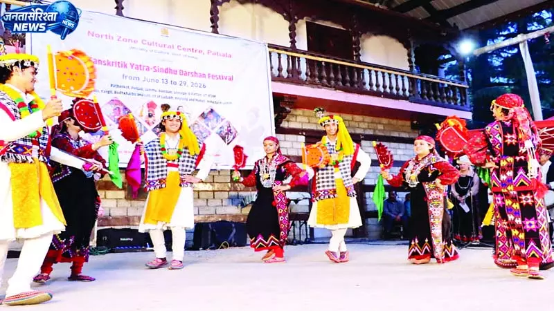कुल्लवी नाटी पर थिरका मनाली कुल्लवी नाटी पर थिरका मनाली