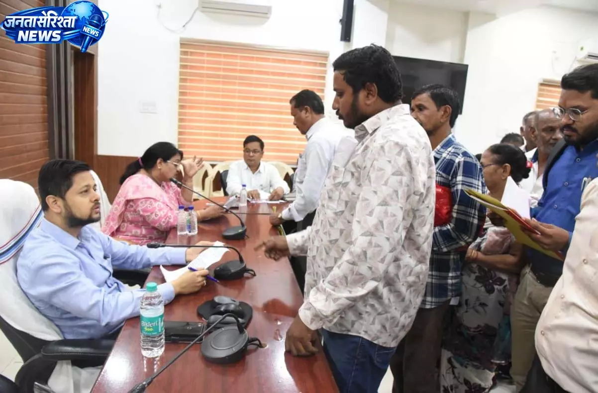 घास जमीन को पशुपालन के लिए सुरक्षित करने ग्रामीणों ने की मांग, जनदर्शन में प्राप्त हुए 180 आवेदन घास जमीन को पशुपालन के लिए सुरक्षित करने ग्रामीणों ने की मांग, जनदर्शन में प्राप्त हुए 180 आवेदन