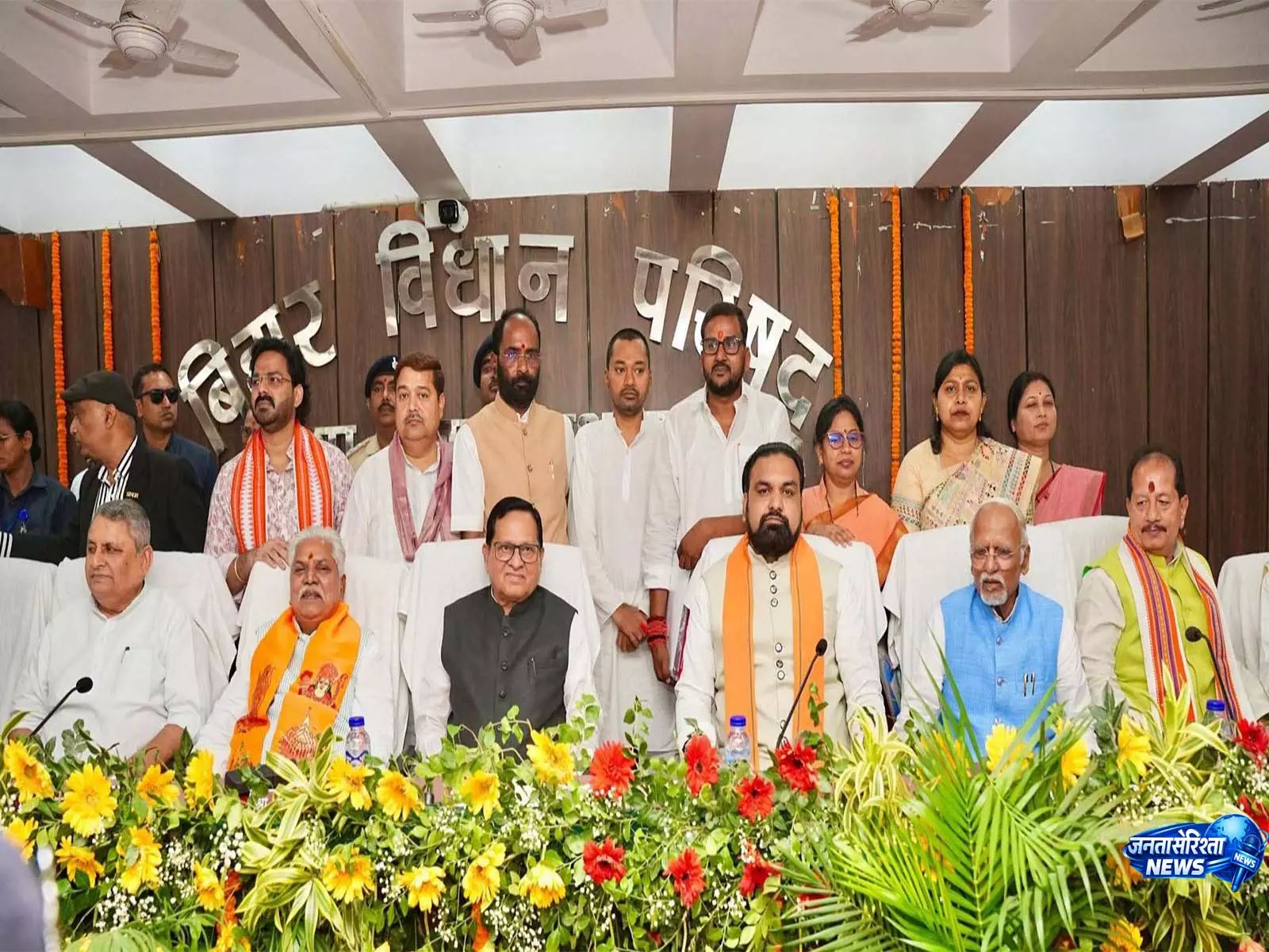 पटना में नवनिर्वाचित MLCs के शपथ लेने के साथ ही तेजस्वी ने BJP-RSS को सत्ता से हटाने का संकल्प लिया पटना में नवनिर्वाचित MLCs के शपथ लेने के साथ ही तेजस्वी ने BJP-RSS को सत्ता से हटाने का संकल्प लिया