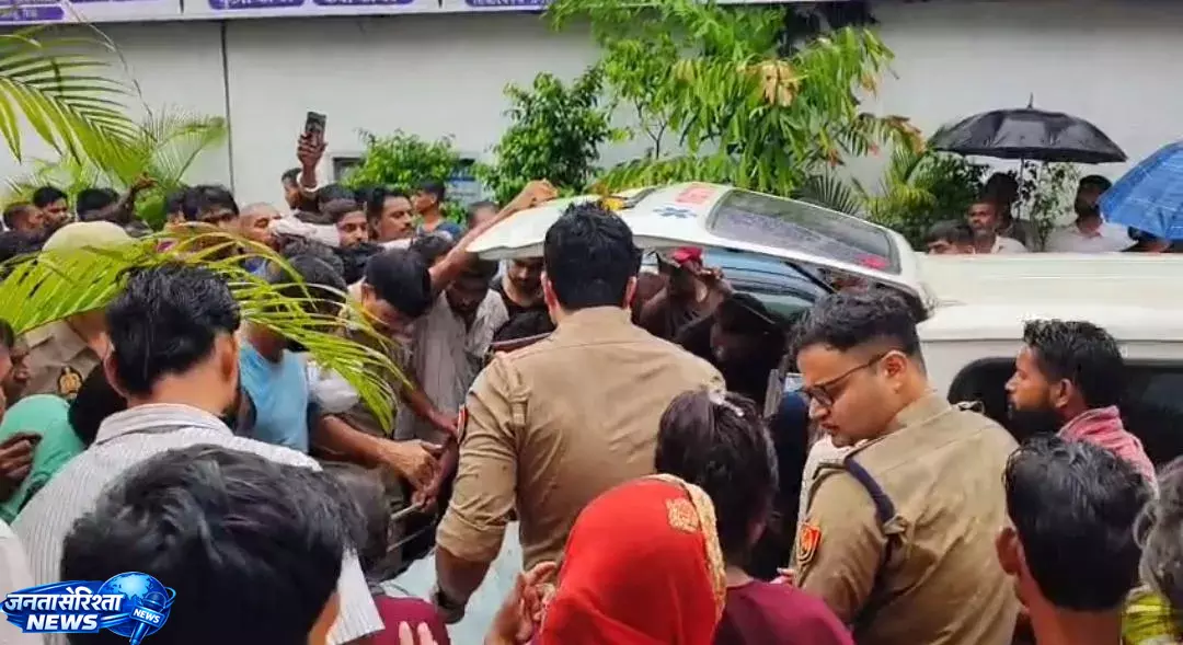 Moradabad में बारिश के बीच बिजली का कहर, कई लोग घायल Moradabad में बारिश के बीच बिजली का कहर, कई लोग घायल