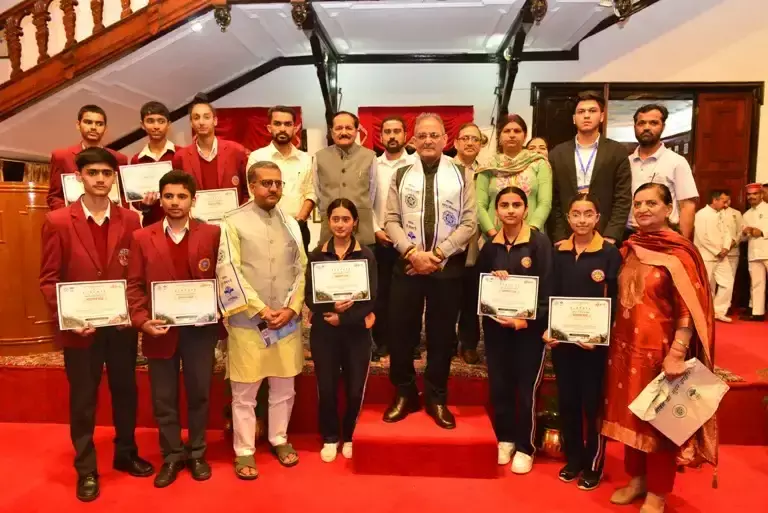 Shimla: बच्चों को शुरुआत से ही नशे के प्रति करें जागरूक: राज्यपाल Shimla: बच्चों को शुरुआत से ही नशे के प्रति करें जागरूक: राज्यपाल