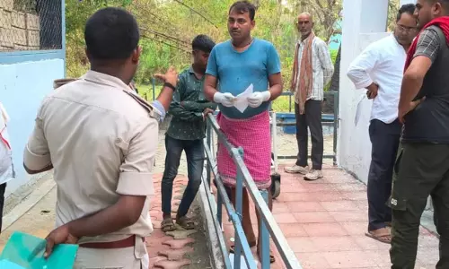 Bihar : घरेलू विवाद ने ली जानलेवा मोड़, पत्नी की हत्या के बाद पति ने खुद को मारी गोली Bihar : घरेलू विवाद ने ली जानलेवा मोड़, पत्नी की हत्या के बाद पति ने खुद को मारी गोली