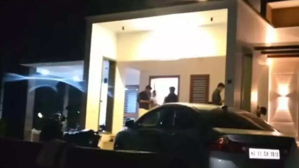 Kozhikode में घर में घुसकर बंदूक की नोक पर धमकी देने का आरोप, शिकायत दर्ज Kozhikode में घर में घुसकर बंदूक की नोक पर धमकी देने का आरोप, शिकायत दर्ज