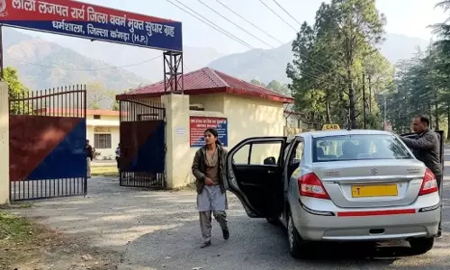 Dharamshala: धर्मशाला कारागार की सुरक्षा में बड़ी सेंध, 14 फीट दीवार लांघकर भागी महिला कैदी Dharamshala: धर्मशाला कारागार की सुरक्षा में बड़ी सेंध, 14 फीट दीवार लांघकर भागी महिला कैदी