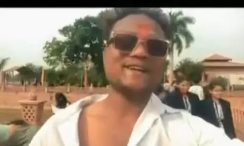 माता कौशल्या धाम चंद्रखुरी मंदिर में रीलबाज युवक की हरकत, श्रद्धालुओं ने जताई सुरक्षा की चिंता माता कौशल्या धाम चंद्रखुरी मंदिर में रीलबाज युवक की हरकत, श्रद्धालुओं ने जताई सुरक्षा की चिंता