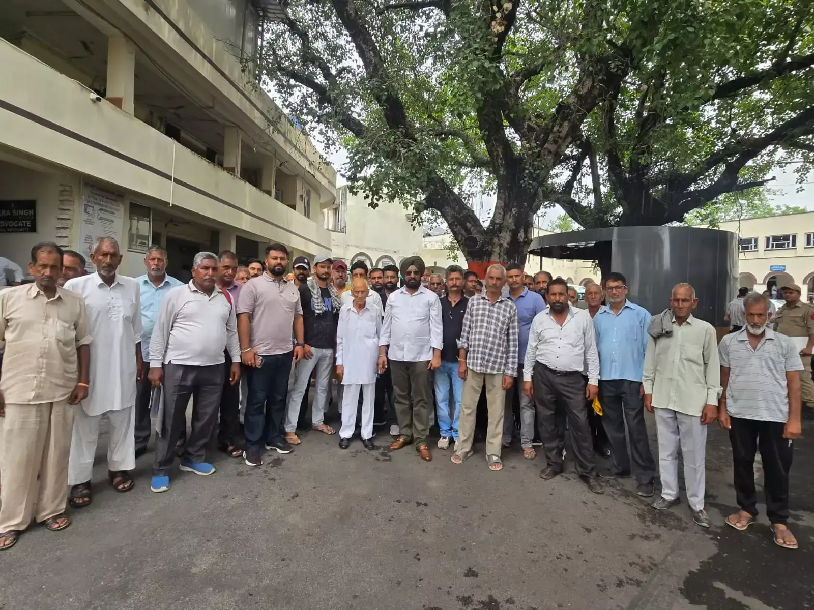Jammu: सिंचाई नहर में पानी बहाल करने की मांग तेज, किसानों ने सौंपा ज्ञापन Jammu: सिंचाई नहर में पानी बहाल करने की मांग तेज, किसानों ने सौंपा ज्ञापन
