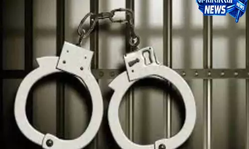 राजनीतिक तनाव के बीच पुलिस की कार्रवाई, दो आरोपियों को लिया हिरासत में राजनीतिक तनाव के बीच पुलिस की कार्रवाई, दो आरोपियों को लिया हिरासत में