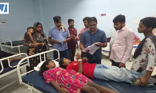 फूड प्वाइजनिंग से 10 बच्चों समेत 12 लोग बीमार, क्या खाने के बाद बिगड़ी तबीयत? फूड प्वाइजनिंग से 10 बच्चों समेत 12 लोग बीमार, क्या खाने के बाद बिगड़ी तबीयत?