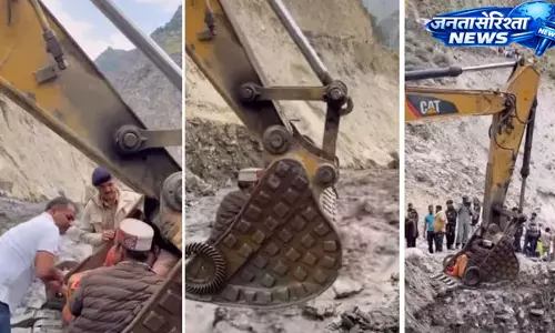 जाहलमा नाले में पुल बहने से संपर्क टूटा, मरीज को JCB बकेट में ले जाना पड़ा जाहलमा नाले में पुल बहने से संपर्क टूटा, मरीज को JCB बकेट में ले जाना पड़ा