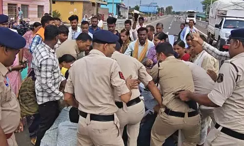 बीजेपी नेता ने हाईवे में किया चक्काजाम, सैंकड़ों ग्रामीणों संग बैठे नेशनल हाइवे 130 में बीजेपी नेता ने हाईवे में किया चक्काजाम, सैंकड़ों ग्रामीणों संग बैठे नेशनल हाइवे 130 में
