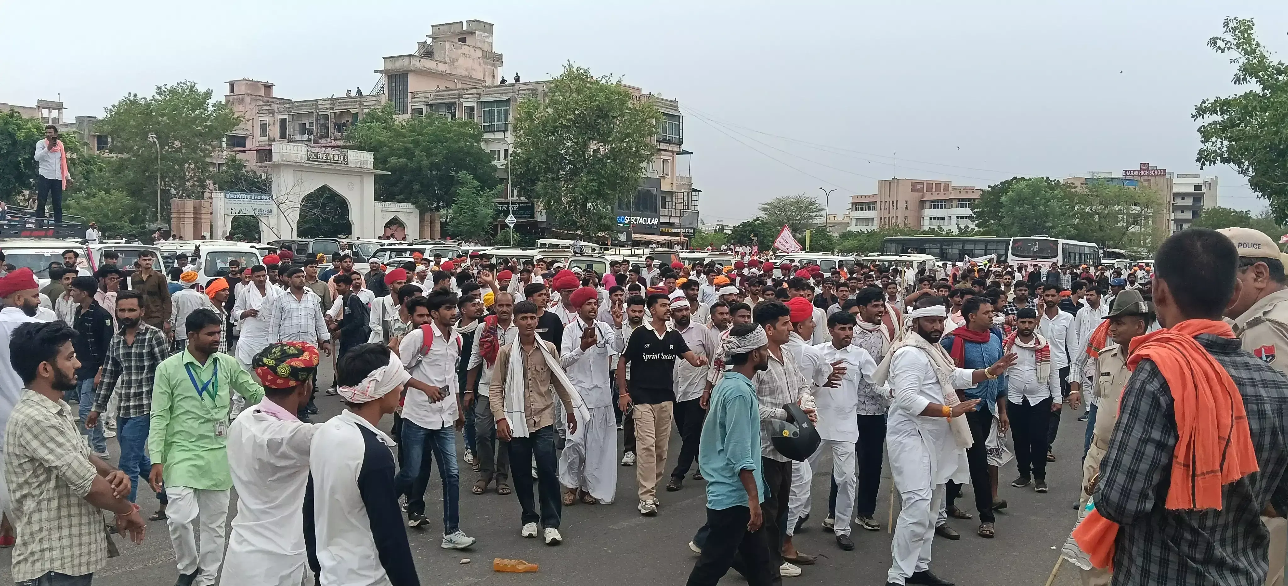 Jaipur: 10% आरक्षण की मांग पर आंदोलन उग्र, पथराव के बाद लाठीचार्ज