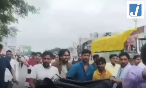 एक फोटो...और खत्म हो गई जिंदगी! पत्नी के साथ वायरल तस्वीर देख आपा खो बैठा पति, आशिक का कर दिया The End एक फोटो...और खत्म हो गई जिंदगी! पत्नी के साथ वायरल तस्वीर देख आपा खो बैठा पति, आशिक का कर दिया The End